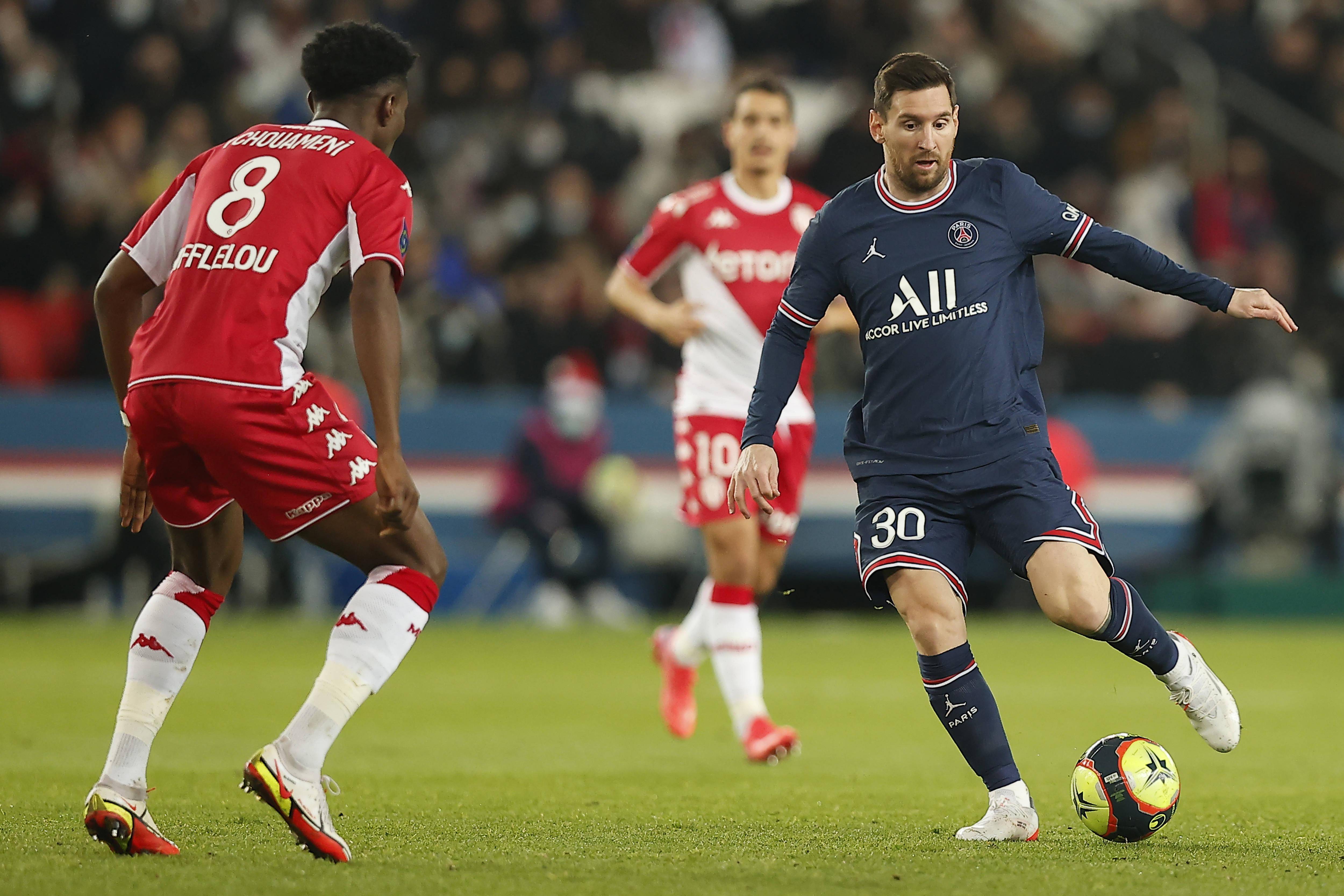 包含巴黎圣日耳曼中场发挥出色，助球队取胜的词条