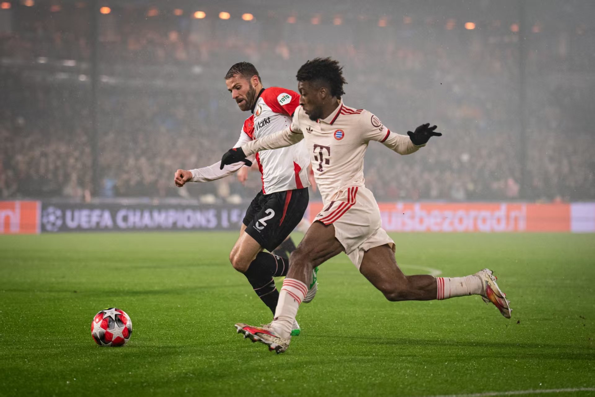 沙尔克04主场大胜弗赖堡，取得德甲连胜。