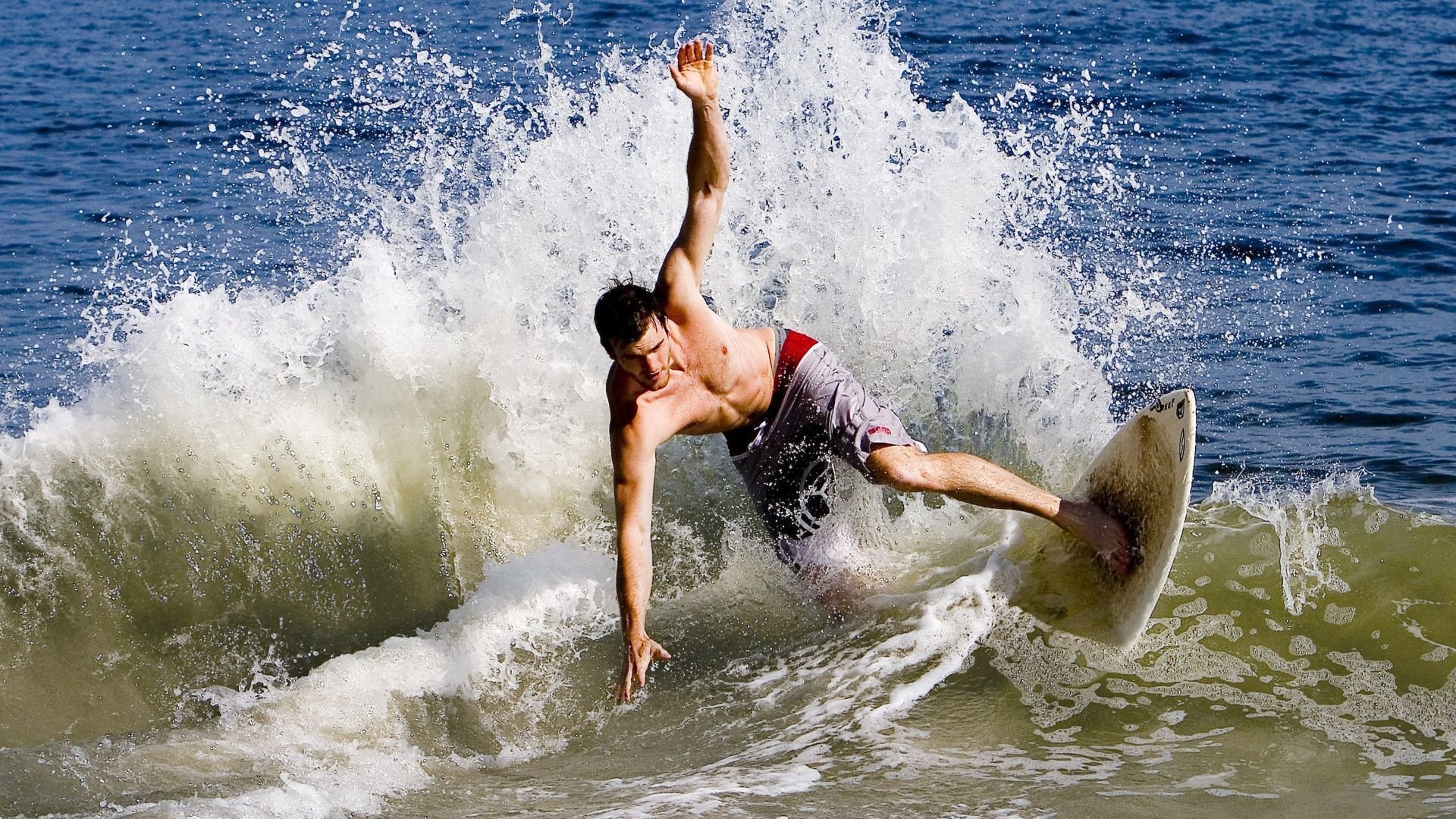 亚洲羽坛双线激战，日本队险胜泰国显韧性，郑思维高光时刻展统治力