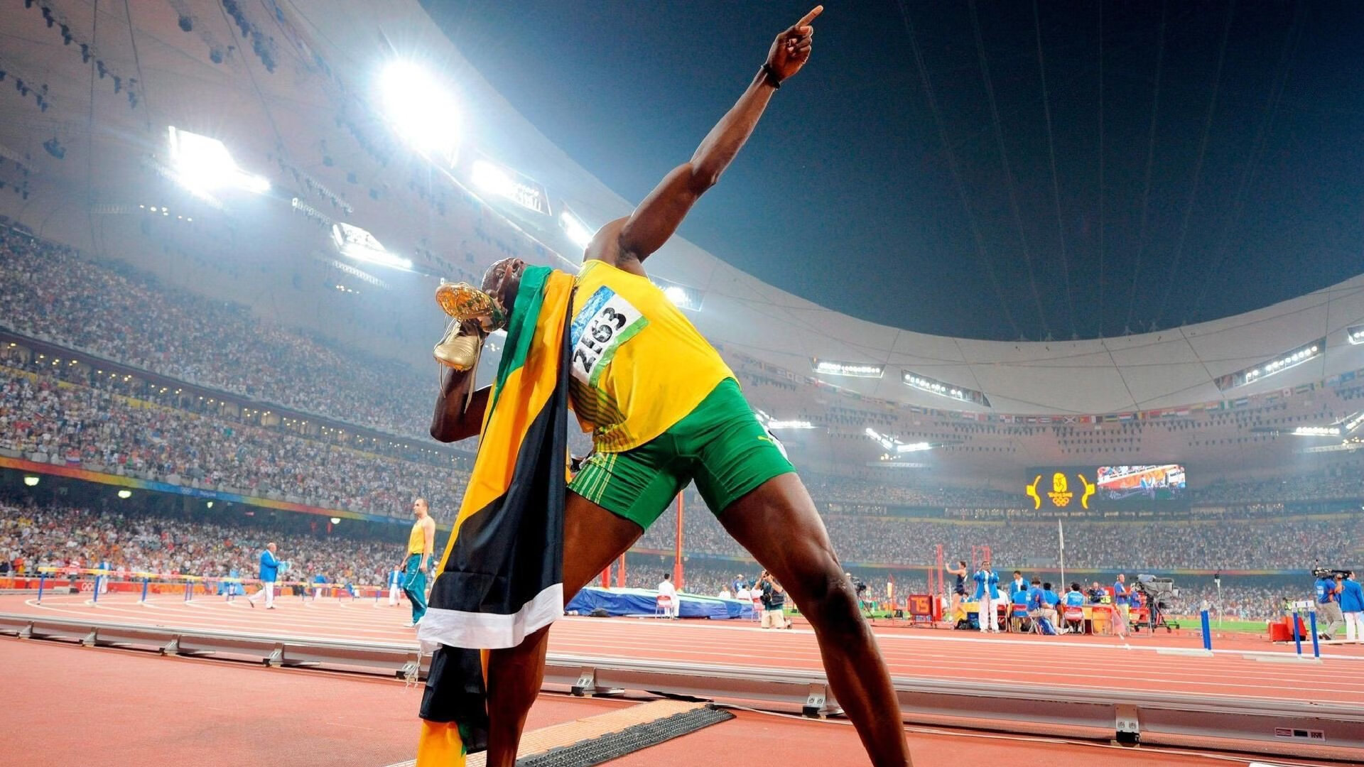 赛道上的艺术，阿隆索驾驭迈凯伦轻取阿斯顿马丁，惊艳四座